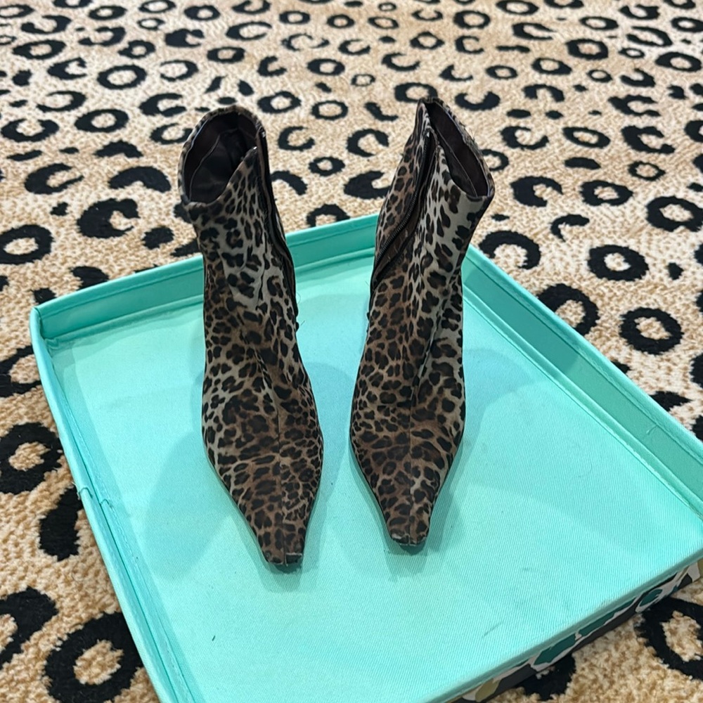 Vintage Paola synthetic leopard pointed toe high heel bootie. Size 5.5